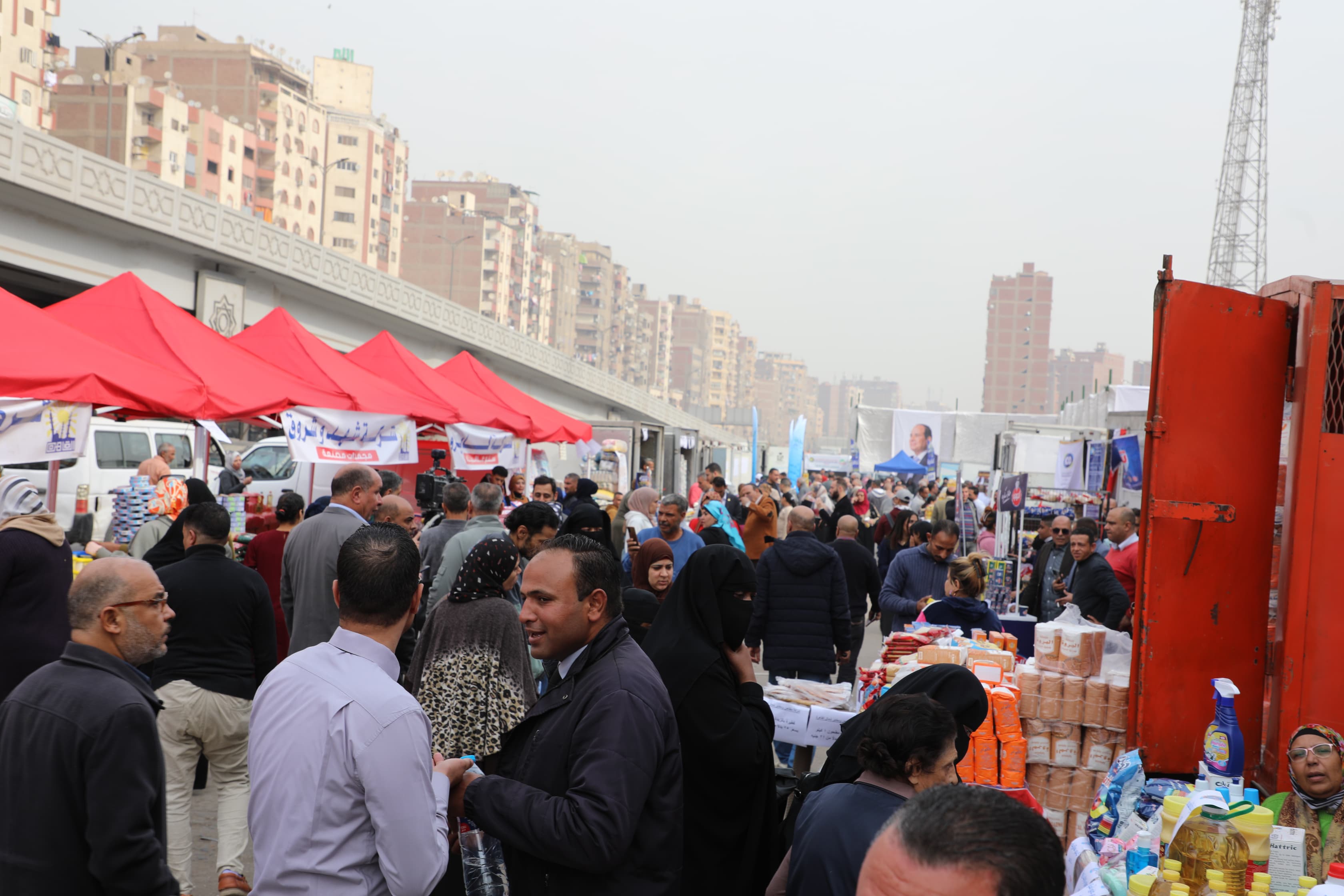 اقبال المواطنيين على سوق اليوم الواحد