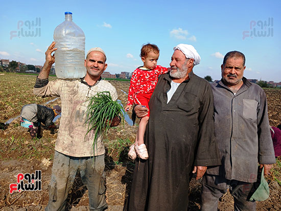صاحب-الأرض-مع-ملاحظ-الانفار-وعاملات-اليومية صاحب-الأرض-مع-ملاحظ-الانفار-وعاملات-اليومية