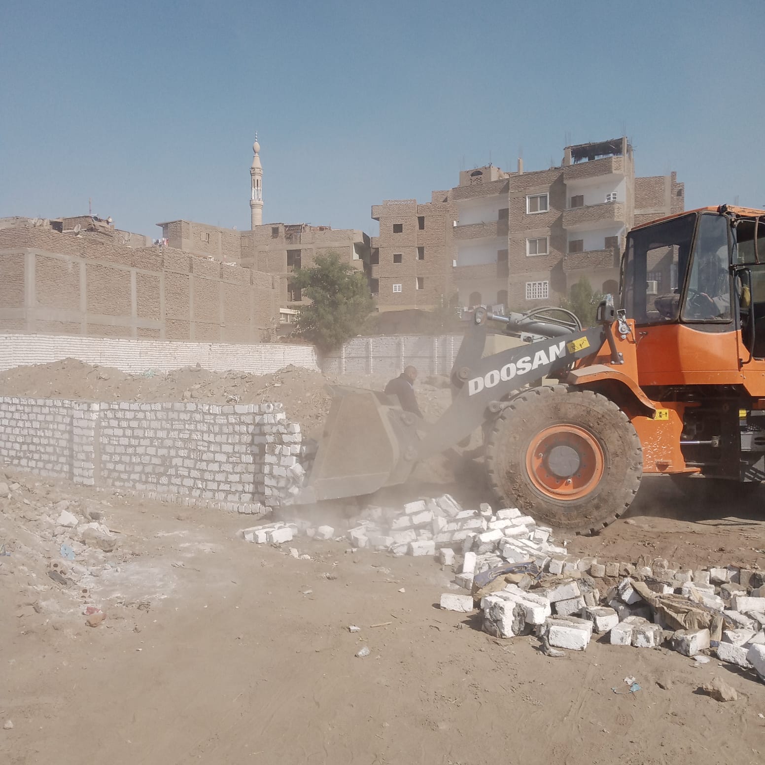 مدينة الأقصر تصدى لأعمال تعديات فى المهد بمنطقتي حي شمال وجنوب