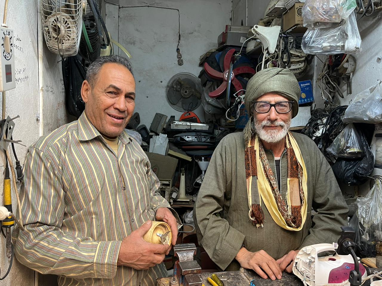 العم عماد ذكرى داخل محله