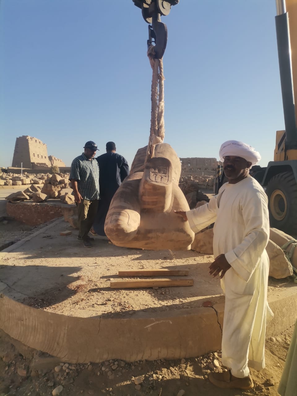 الريس محمود فاروق خلال العمل بمعابد الكرنك الريس محمود فاروق خلال العمل بمعابد الكرنك