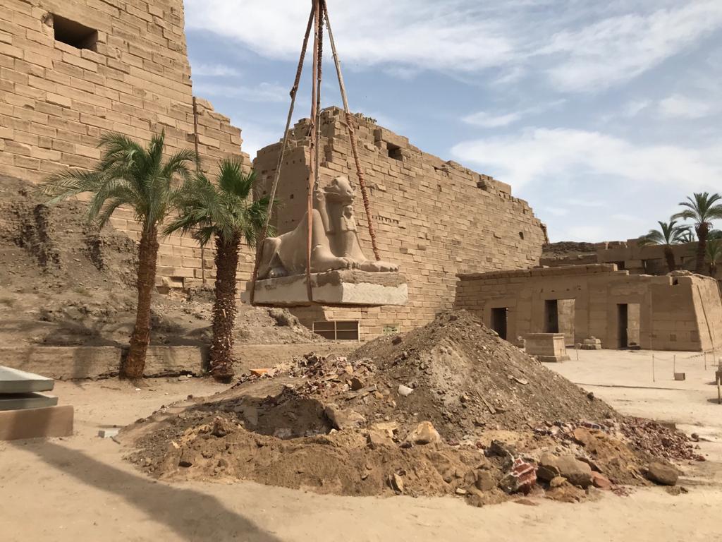 جانب من نقل العمال للكباش بالكرنك جانب من نقل العمال للكباش بالكرنك