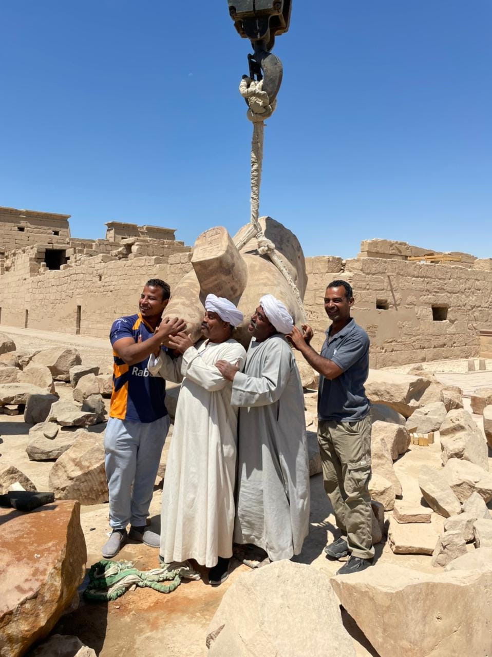 نقل الآثار فى معابد الكرنك بقيادة الريس محمود فاروق نقل الآثار فى معابد الكرنك بقيادة الريس محمود فاروق