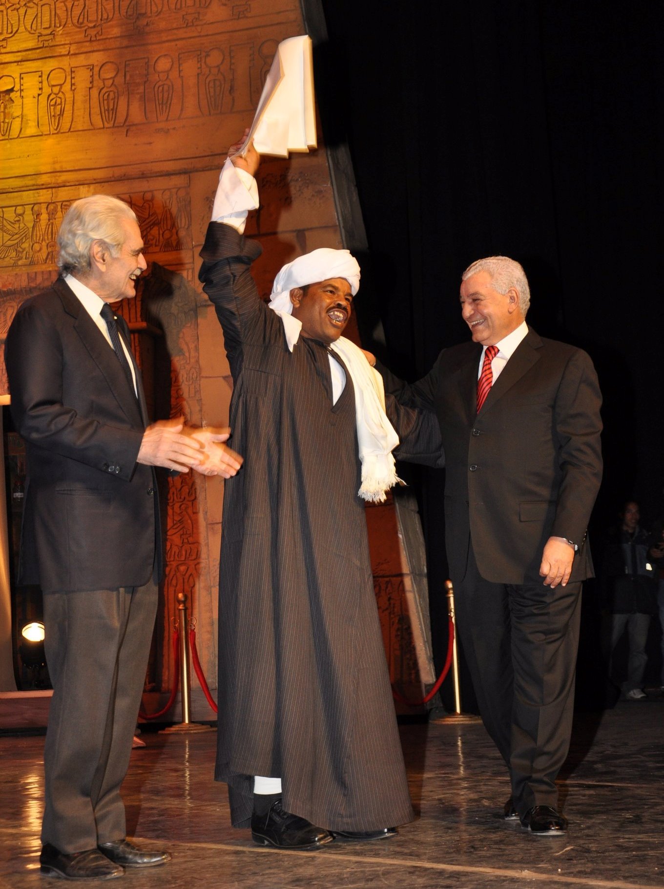 تكريم الريس محمود فاروق من عمر الشريف وزاهى حواس تكريم الريس محمود فاروق من عمر الشريف وزاهى حواس