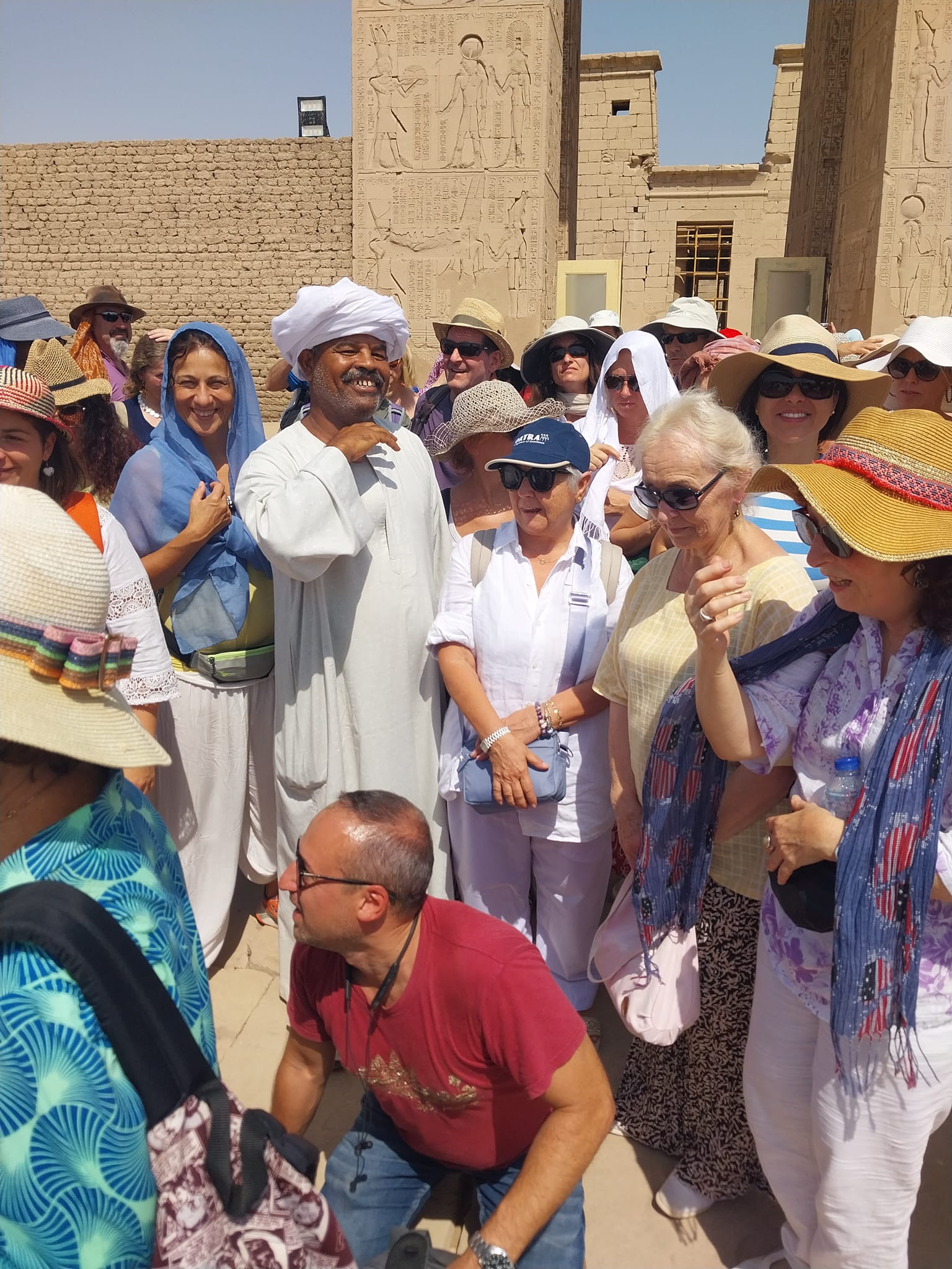 السياح يستمتعون مع الريس محمود فاروق بالمعابد السياح يستمتعون مع الريس محمود فاروق بالمعابد