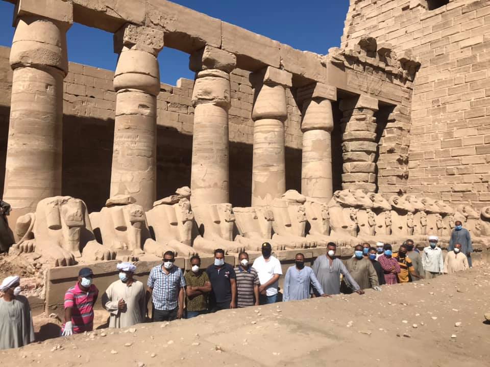 كبير العمال وفريقه خلال ترميمات كباش الفناء الأول بالكرنك كبير العمال وفريقه خلال ترميمات كباش الفناء الأول بالكرنك