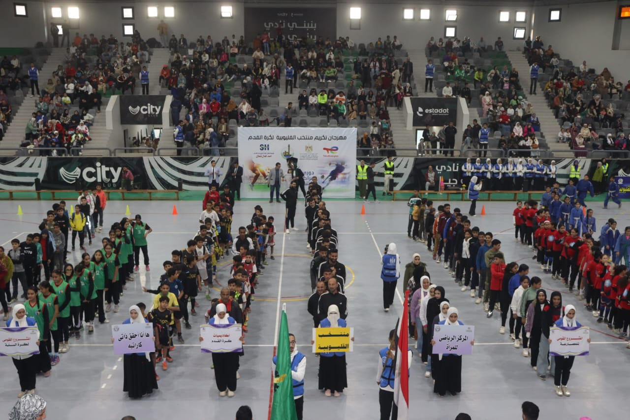 الفرق المشاركة بالعرض