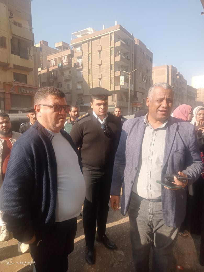 قوات الأمن والحي بمكان الحريق قوات الأمن والحي بمكان الحريق