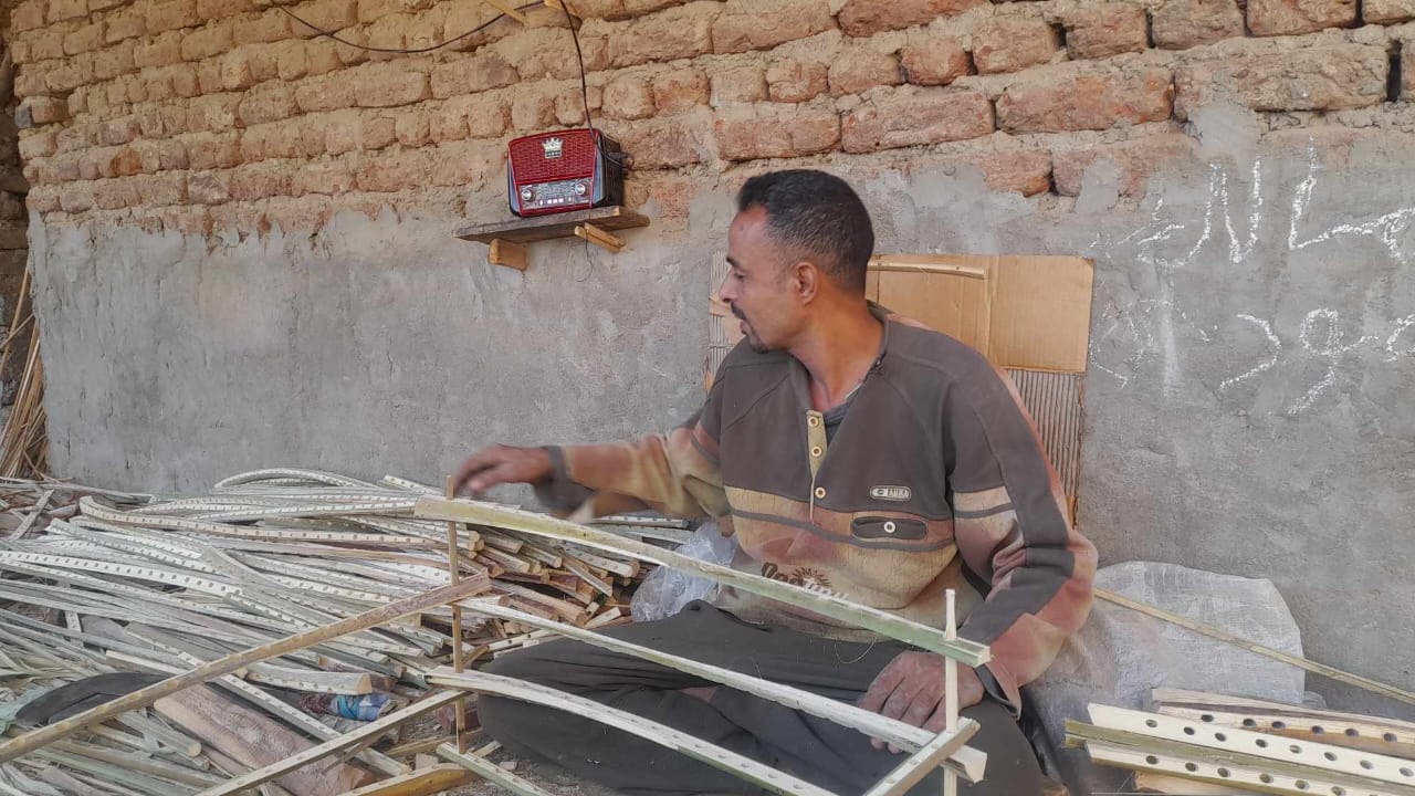 أسرة تعمل في صناعة الجريد بقنا أسرة تعمل في صناعة الجريد بقنا