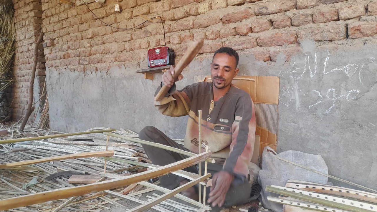 سيد أثناء صناعة جريد سيد أثناء صناعة جريد