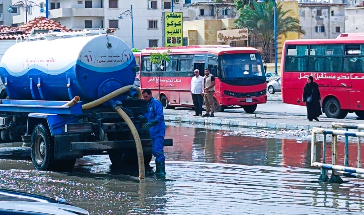 ازالة تجمعات الامطار من شوارع مرسى مطروح - ارشيفية