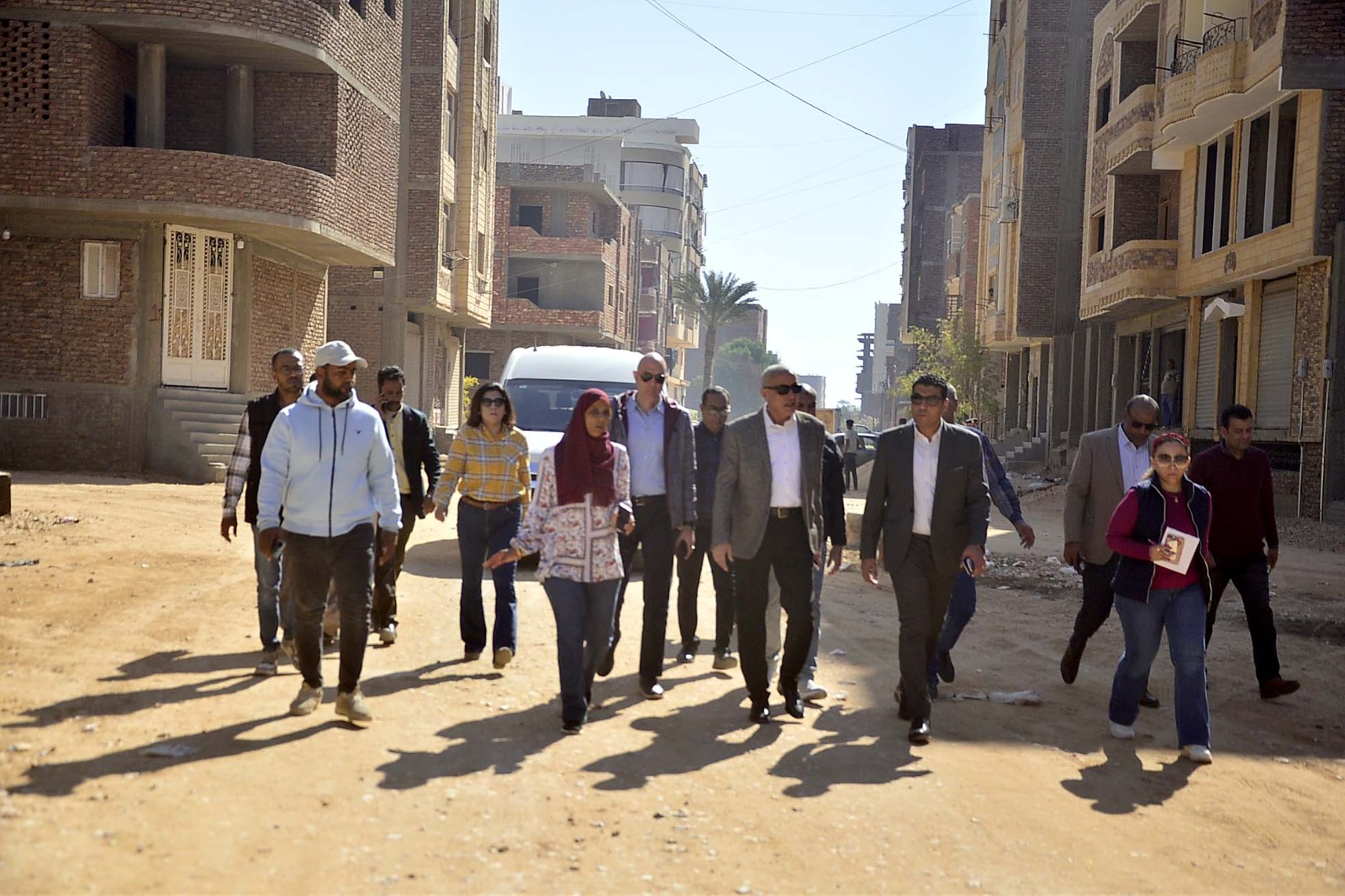 محافظ الأقصر يتفقد أعمال تطوير منطقة حوض 18 وفتح شوارع جديدة