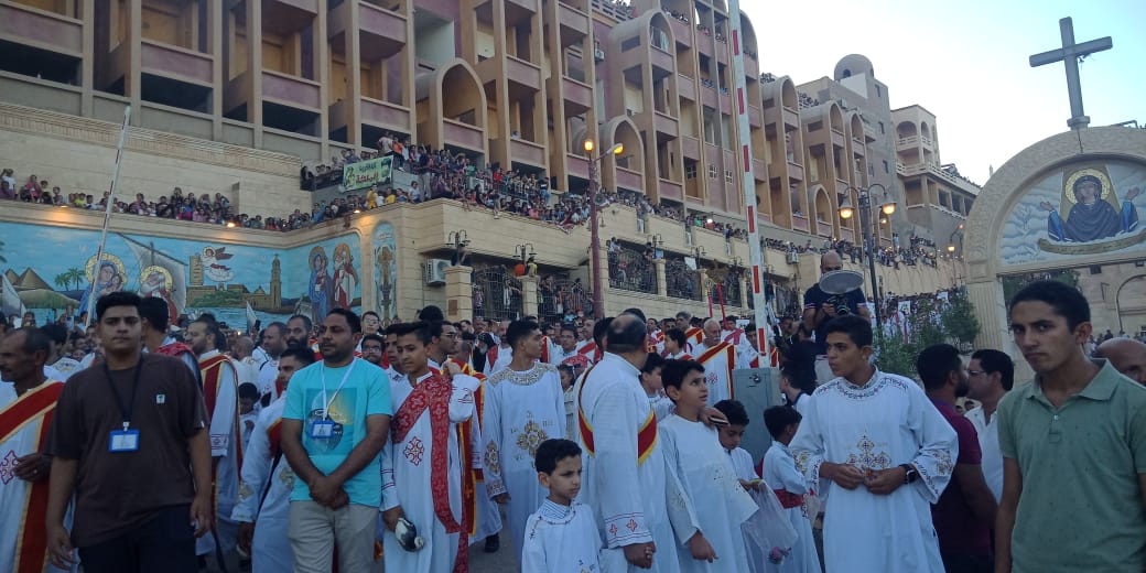 بعض المحتفلين داخل دير درنكة باسيوط