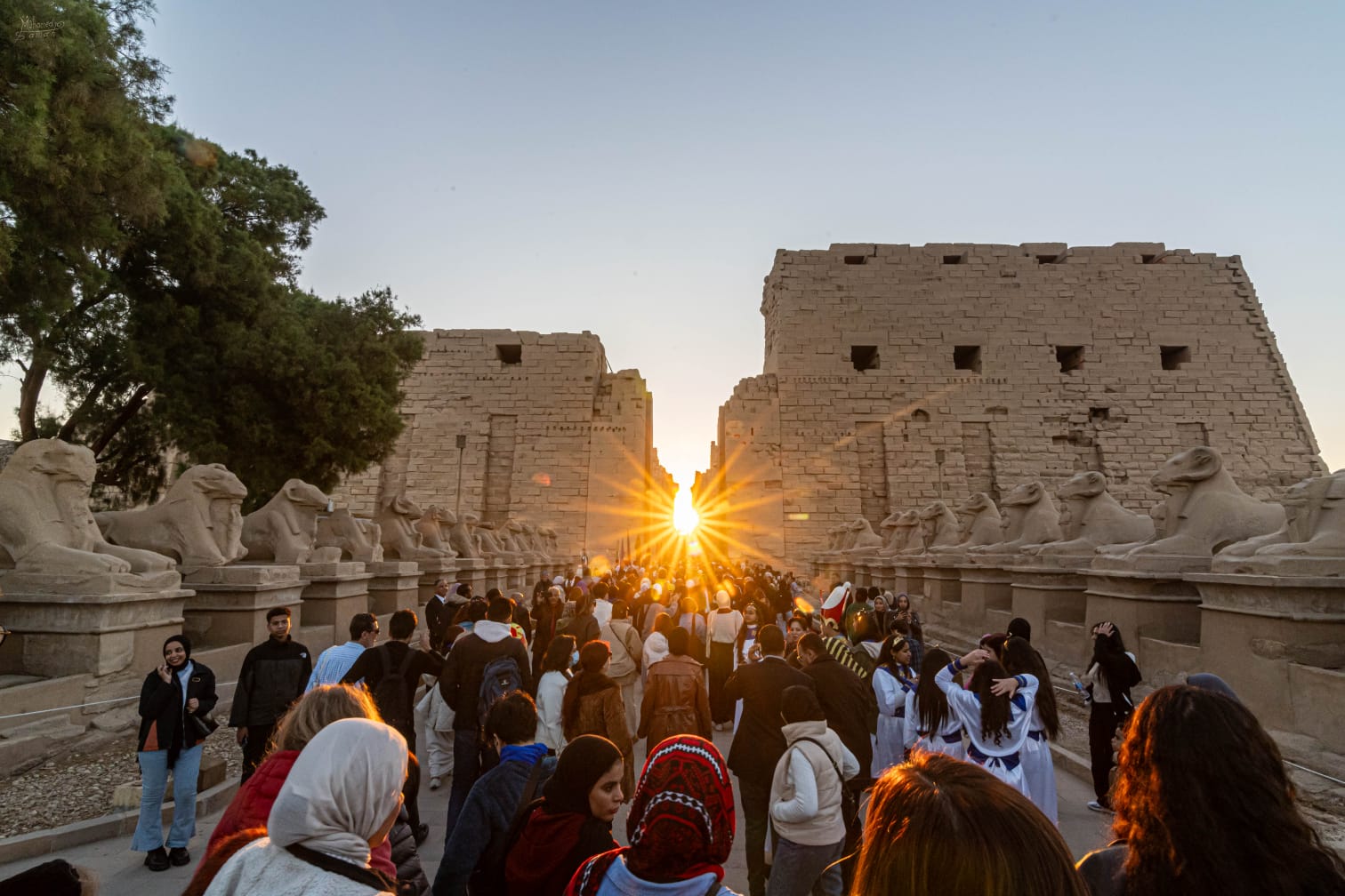 آلاف السياح رصدوا ظاهرة تعامد الشمس بمعبد الكرنك3