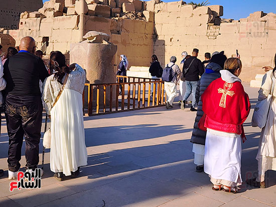 سياح-العالم-يحتفلون-بظاهرة-تعامد-الشمس-فى-معابد-الكرنك-وبدء-فصل-الشتاء-رسميا-(2)