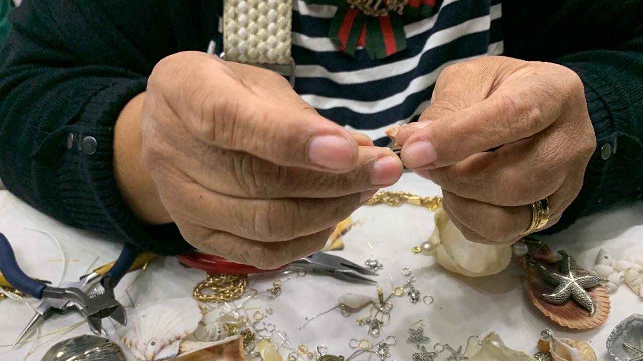 أثناء ابتكارتها باستخدام الصدف