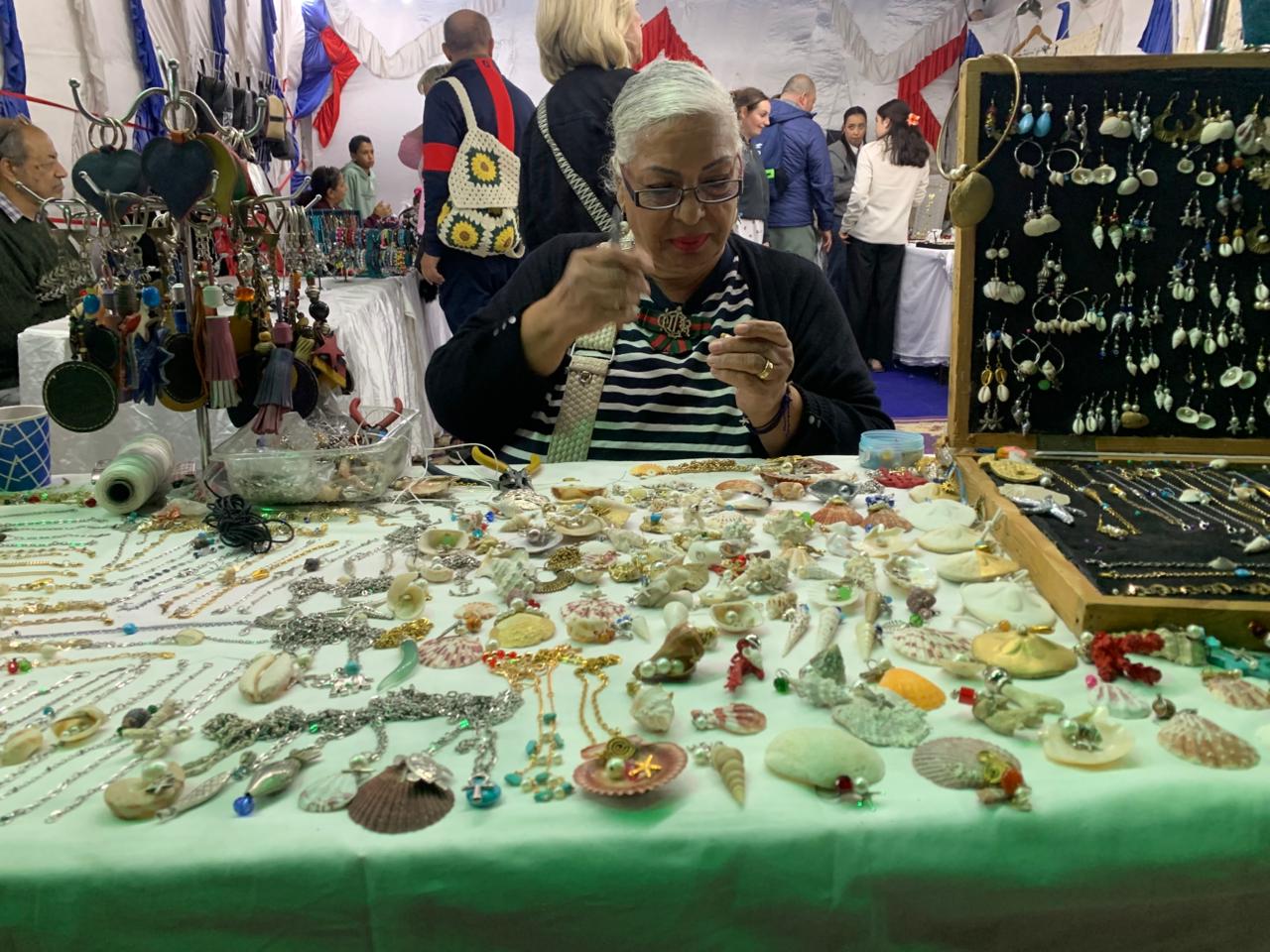 تبدع فى تحويل صدف البحر لمشغولات يدوية