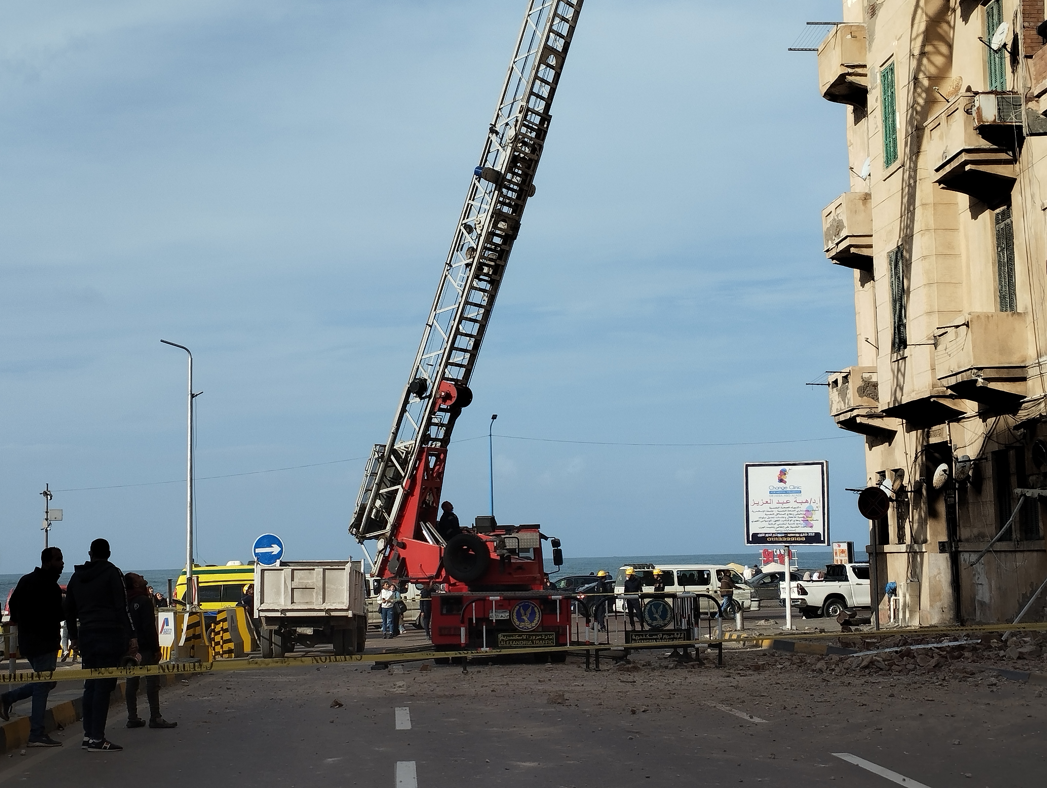 معدات الحماية المدنية تزيل الأجزاء الخطرة من عقار. الشاطبي في الإسكندرية