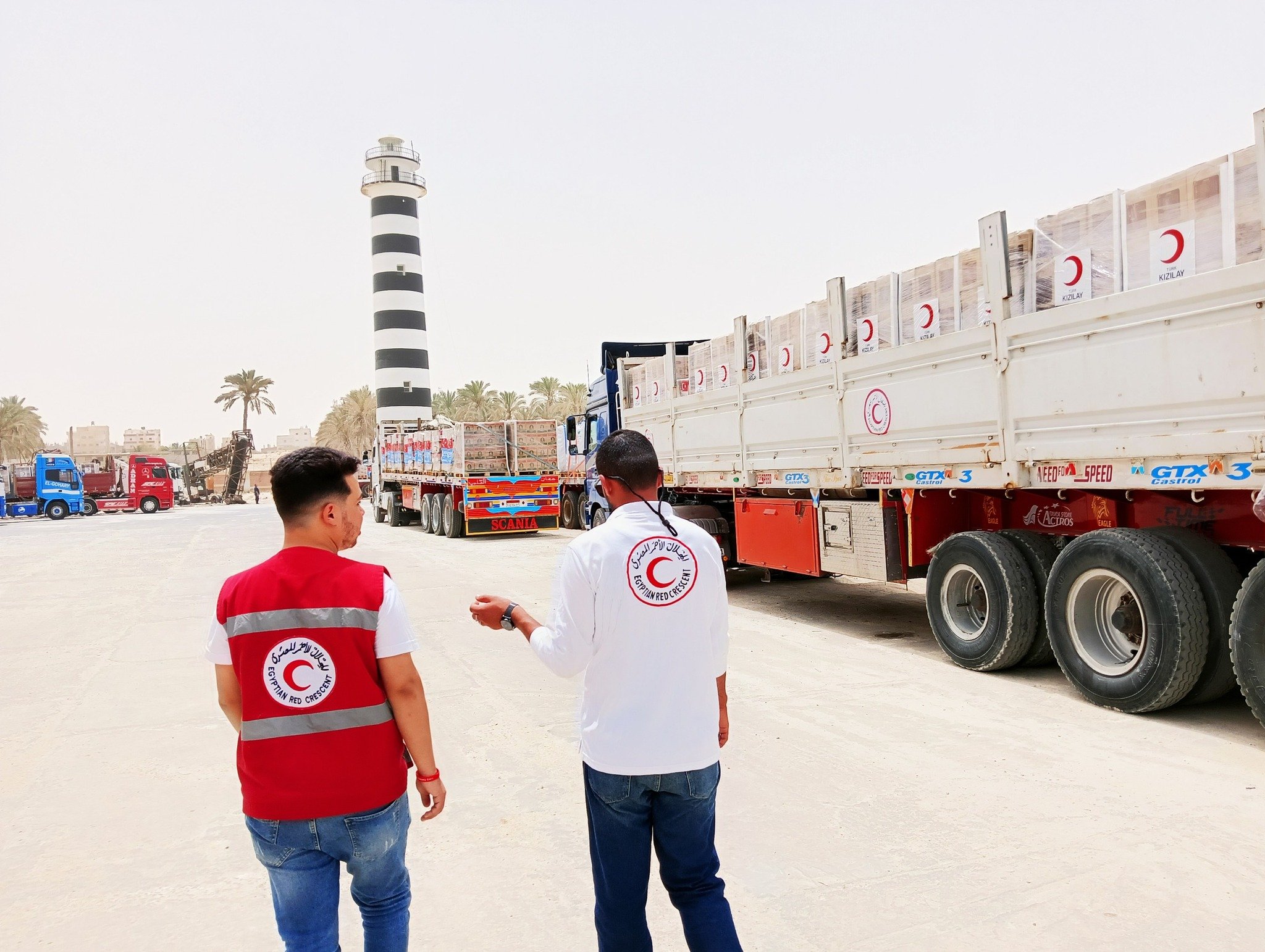 تفريغ المساعدات القادمه عبر ميناء العريش