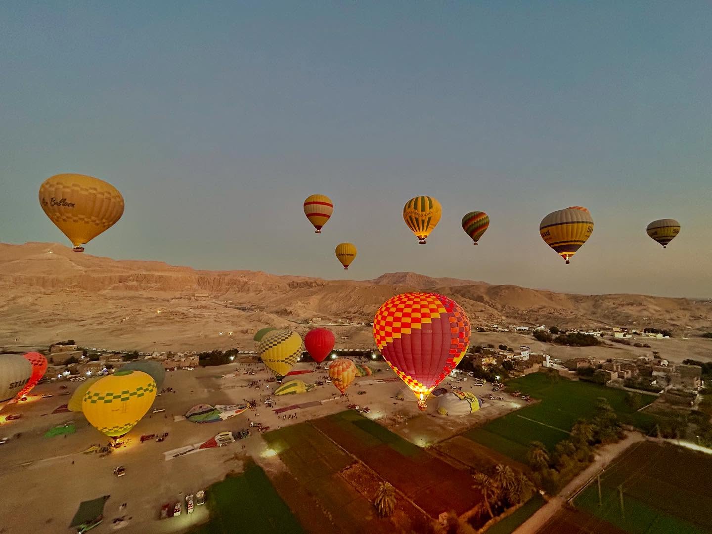 البالونات الطائرة تغرد فى سماء غرب الأقصر