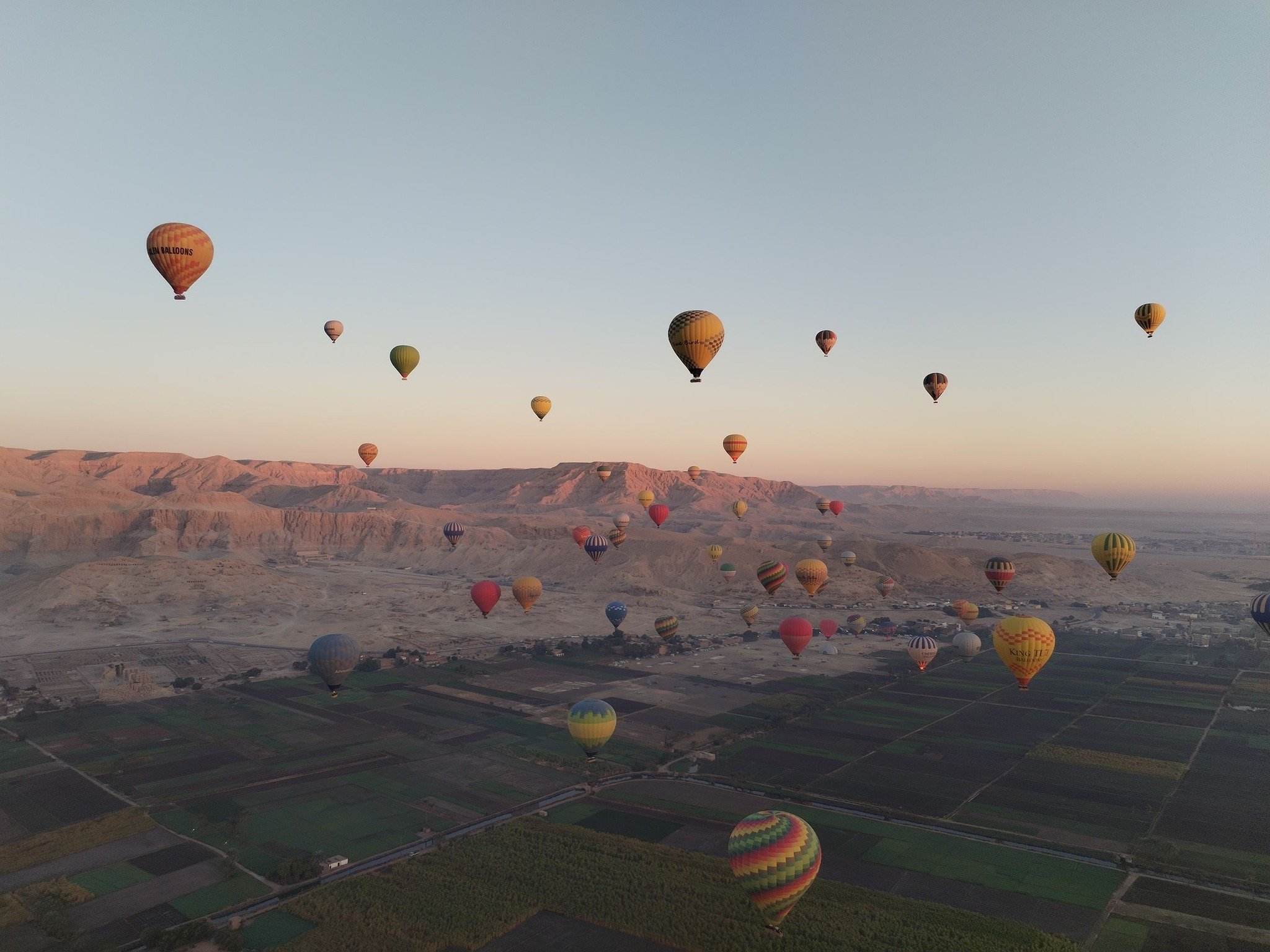 رحلات البالون تغرد فى سماء غرب الأقصر