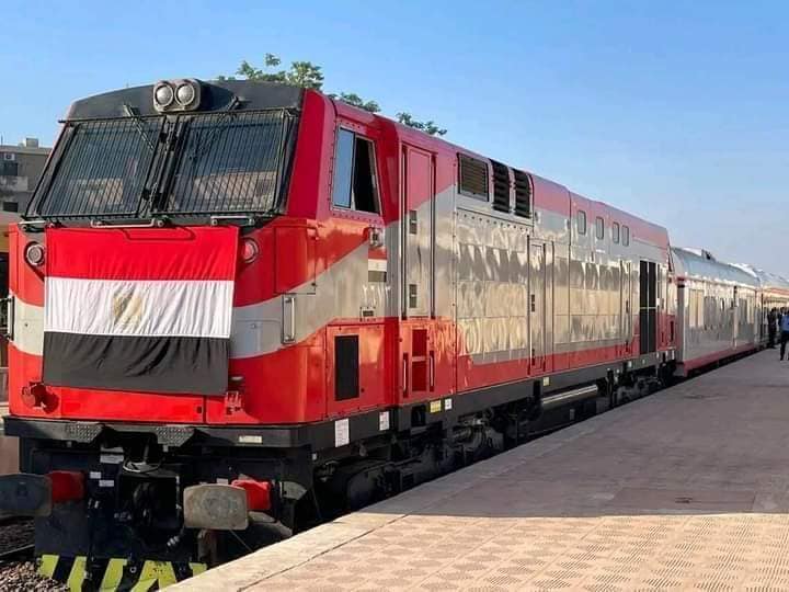 القطار يعبر لسيناء