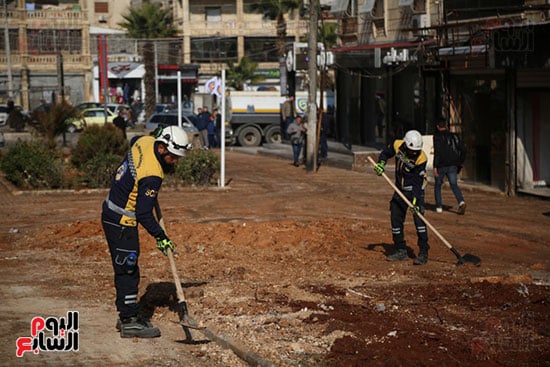 المتطوعون يقمون بتنظيف الشوارع فى مدينة حلب