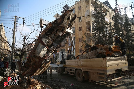 رفع سيارة مدمرة من شوارع حلب