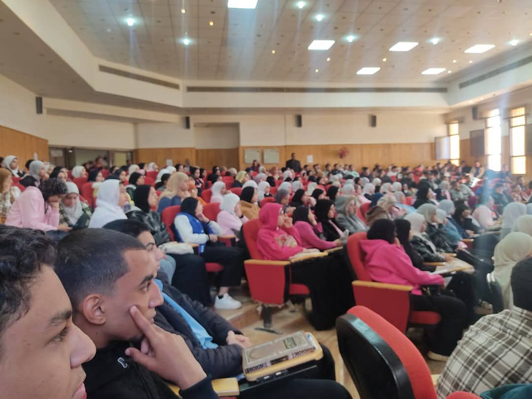 إقبال كبير من طلاب الشهادات العامة على القوافل التعليمية إقبال كبير من طلاب الشهادات العامة على القوافل التعليمية