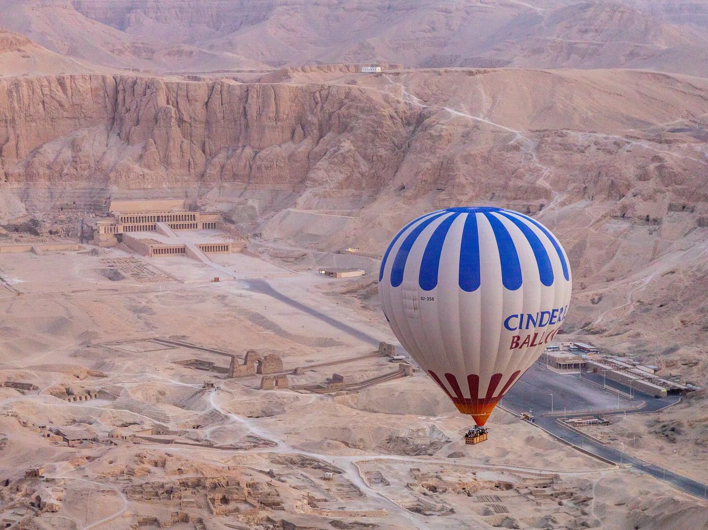 البالونات تحلق بالقرب من معبد الملكة حتشبسوت