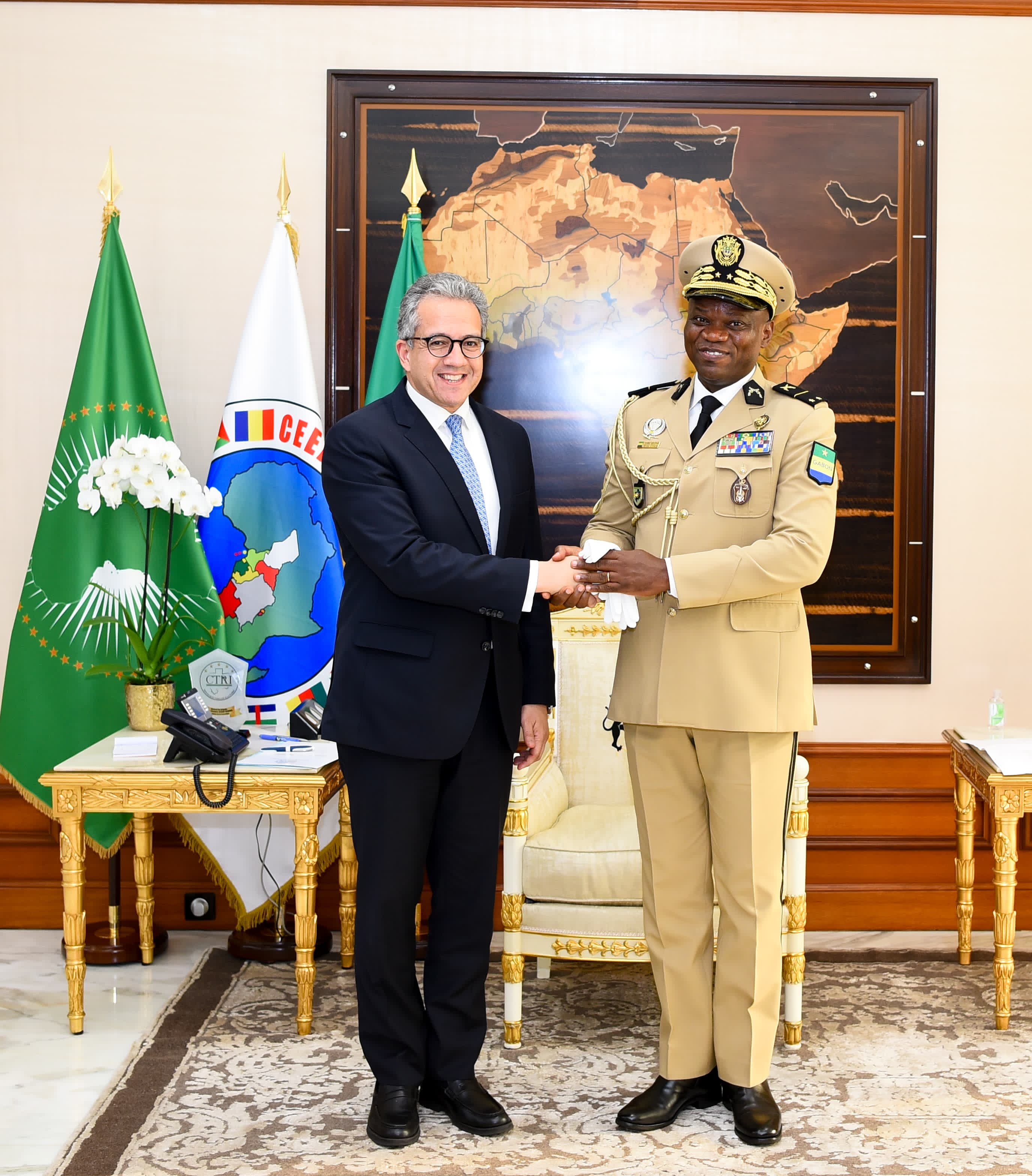 خالد العنانى ورئيس الجابون خالد العنانى ورئيس الجابون