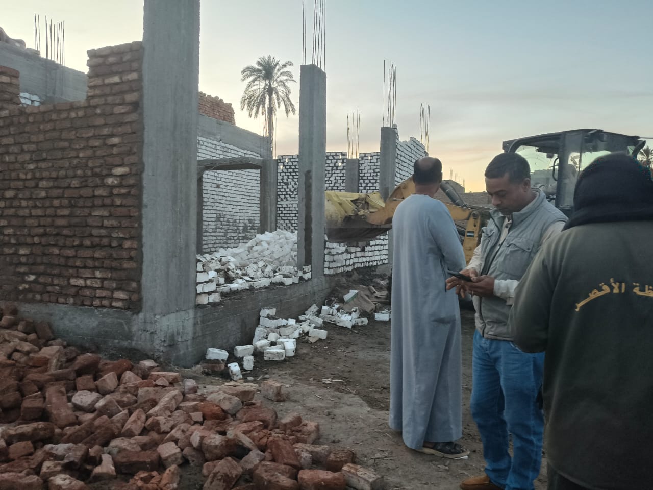 أعمال إزالة فى المهد لأعمال بناء مخالف بمنطقة نجع الشيخ مبارك