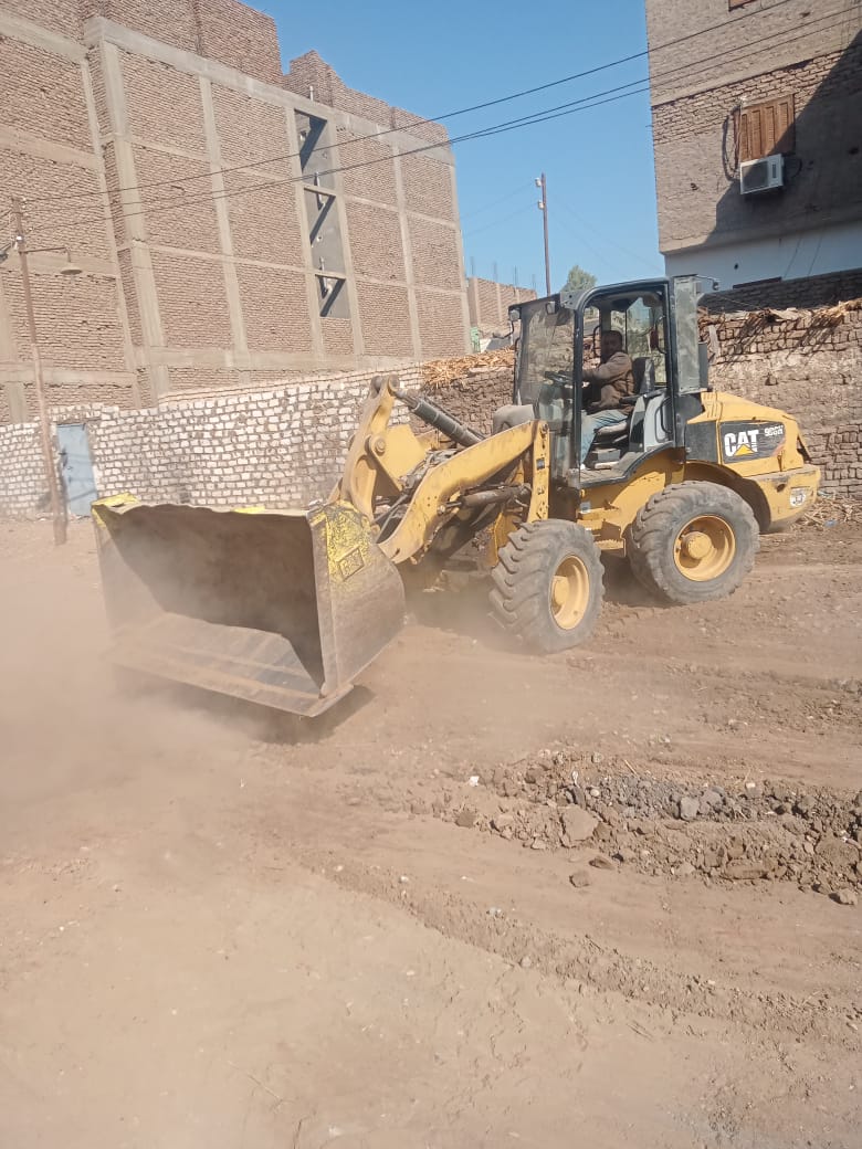مدينة الأقصر تتصدى لأعمال تعديات بالبناء فى المهد مدينة الأقصر تتصدى لأعمال تعديات بالبناء فى المهد
