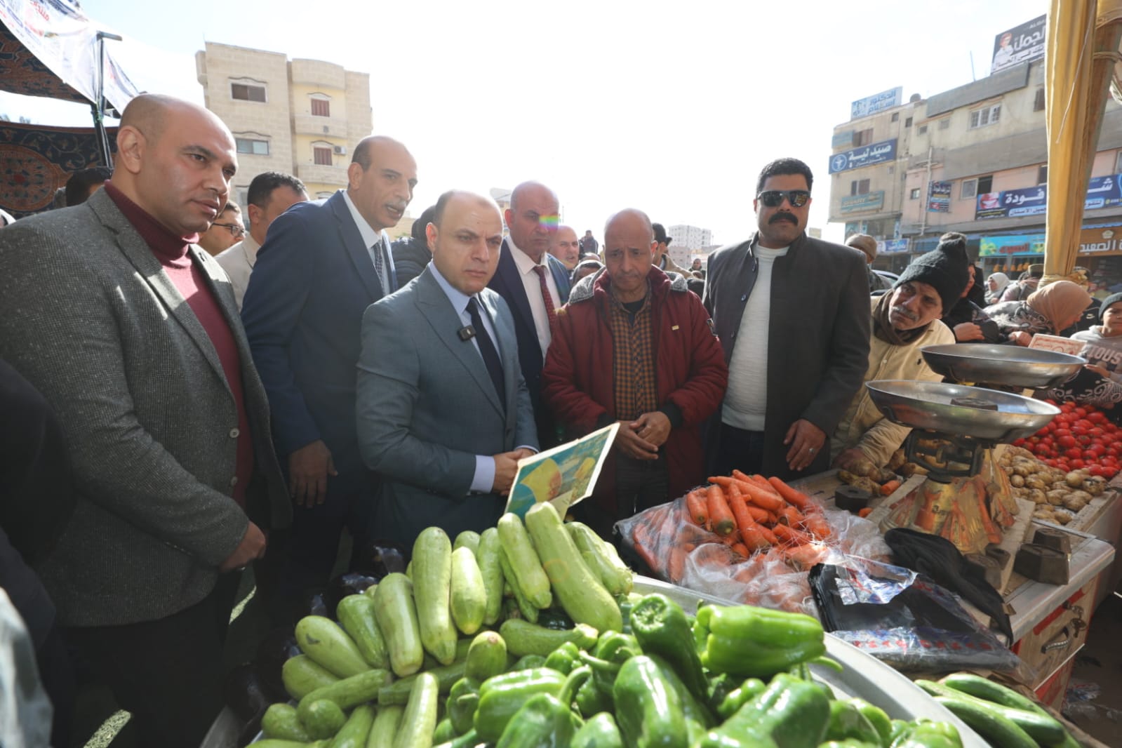 محافظ كفر الشيخ يتفد سوق اليوم الواحد