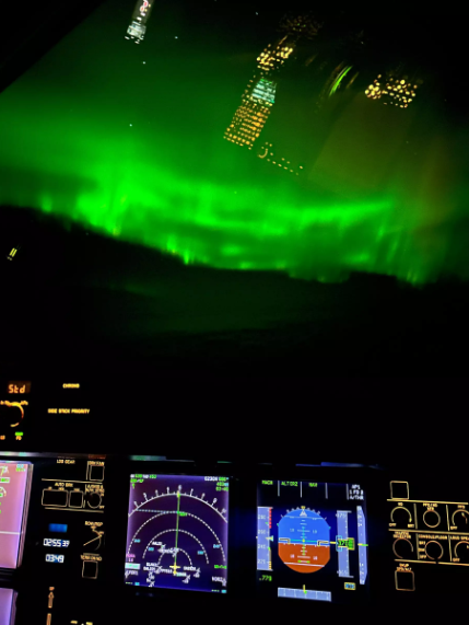 الطيار أونا جيسلادوتير تلتقط صورة للشفق القطبي من قمرة القيادة