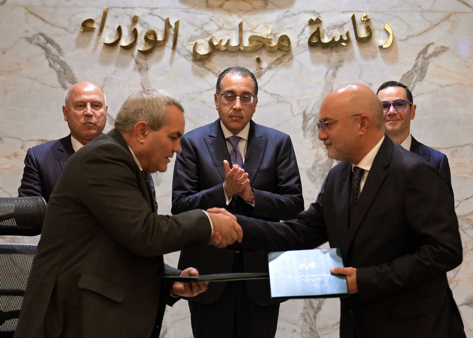 التوقيع على عقد أرض مصنع جديد لتصنيع سيارات إم جي في مصر التوقيع على عقد أرض مصنع جديد لتصنيع سيارات إم جي في مصر