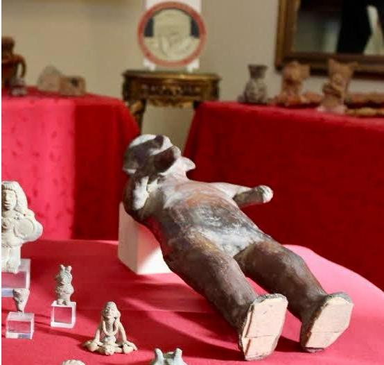 إعادة قطع أثرية إعادة قطع أثرية
