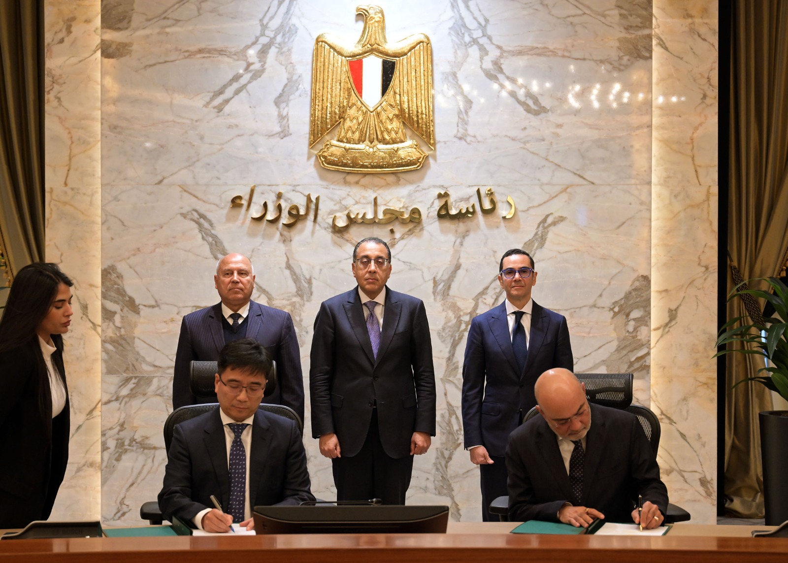 رئيس الوزراء يشهد التوقيع رئيس الوزراء يشهد التوقيع