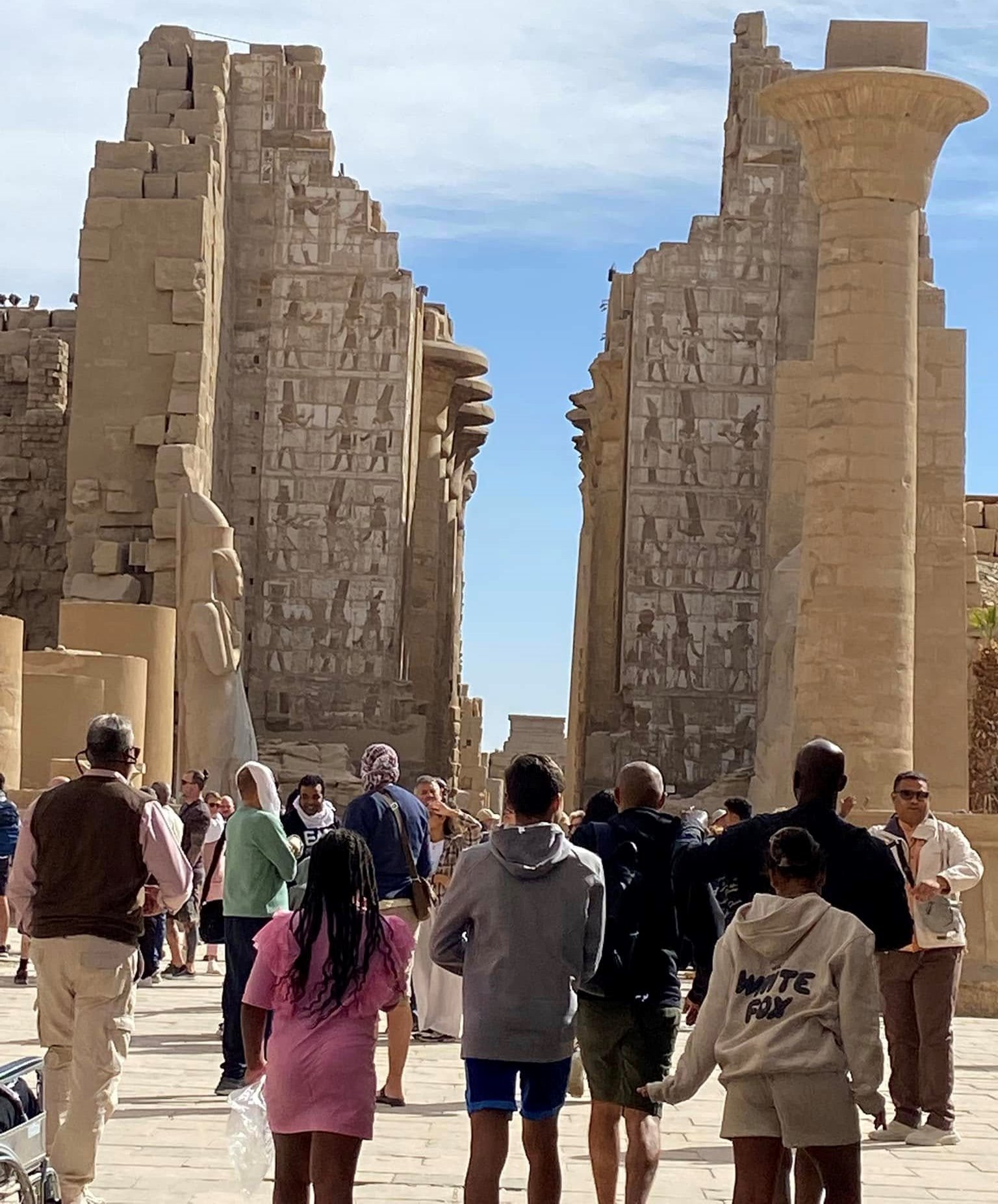 تستمتع المجموعات السياحية من مختلف أنحاء العالم بزيارات المواقع الأثرية تستمتع المجموعات السياحية من مختلف أنحاء العالم بزيارات المواقع الأثرية
