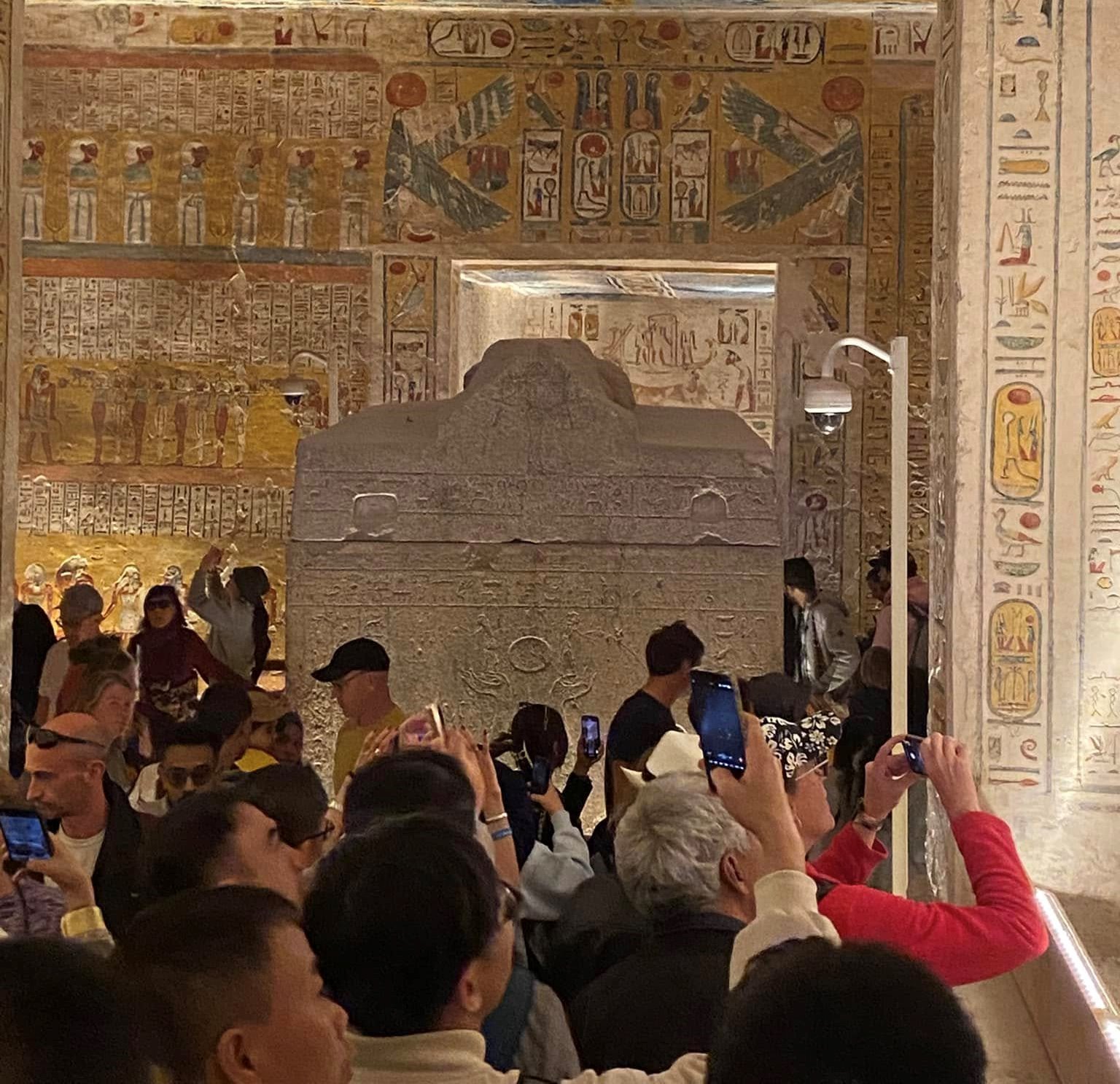 يستمتع السياح داخل مقابر الملوك والملكات يستمتع السياح داخل مقابر الملوك والملكات