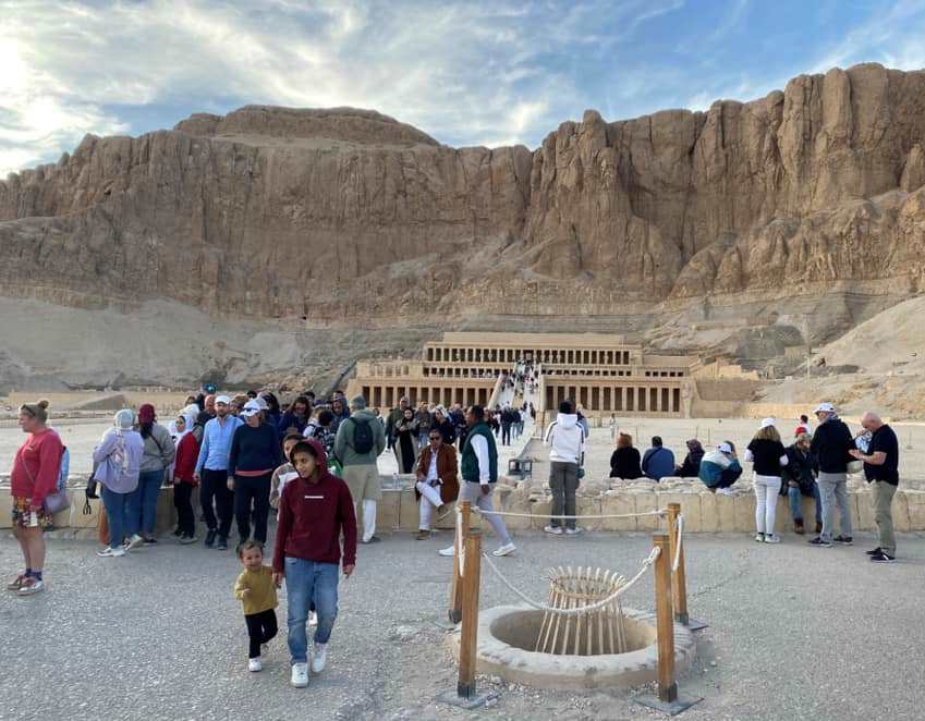 وصول سياحي مميز لمعبد الملكة حتشبسوت وصول سياحي مميز لمعبد الملكة حتشبسوت