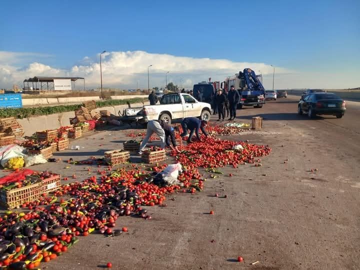 انقلاب سيارة محملة طماطم بطريق الإسكندرية