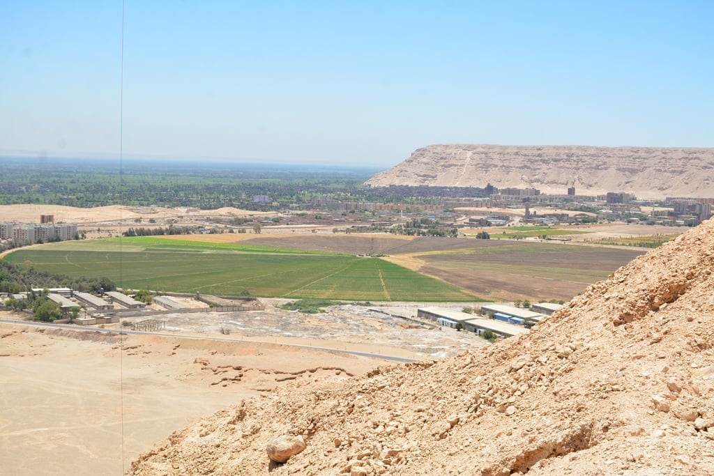 منظر عام لأخميم من أعلى المقابر