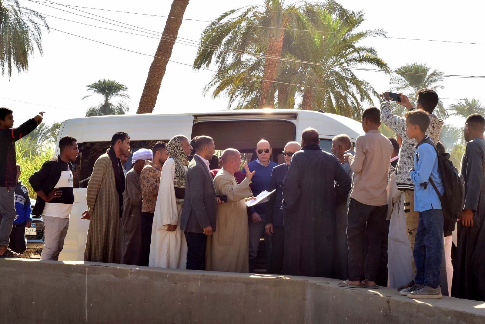 جولة المحافظ فى قرية الملاحة بمدينة القرنة