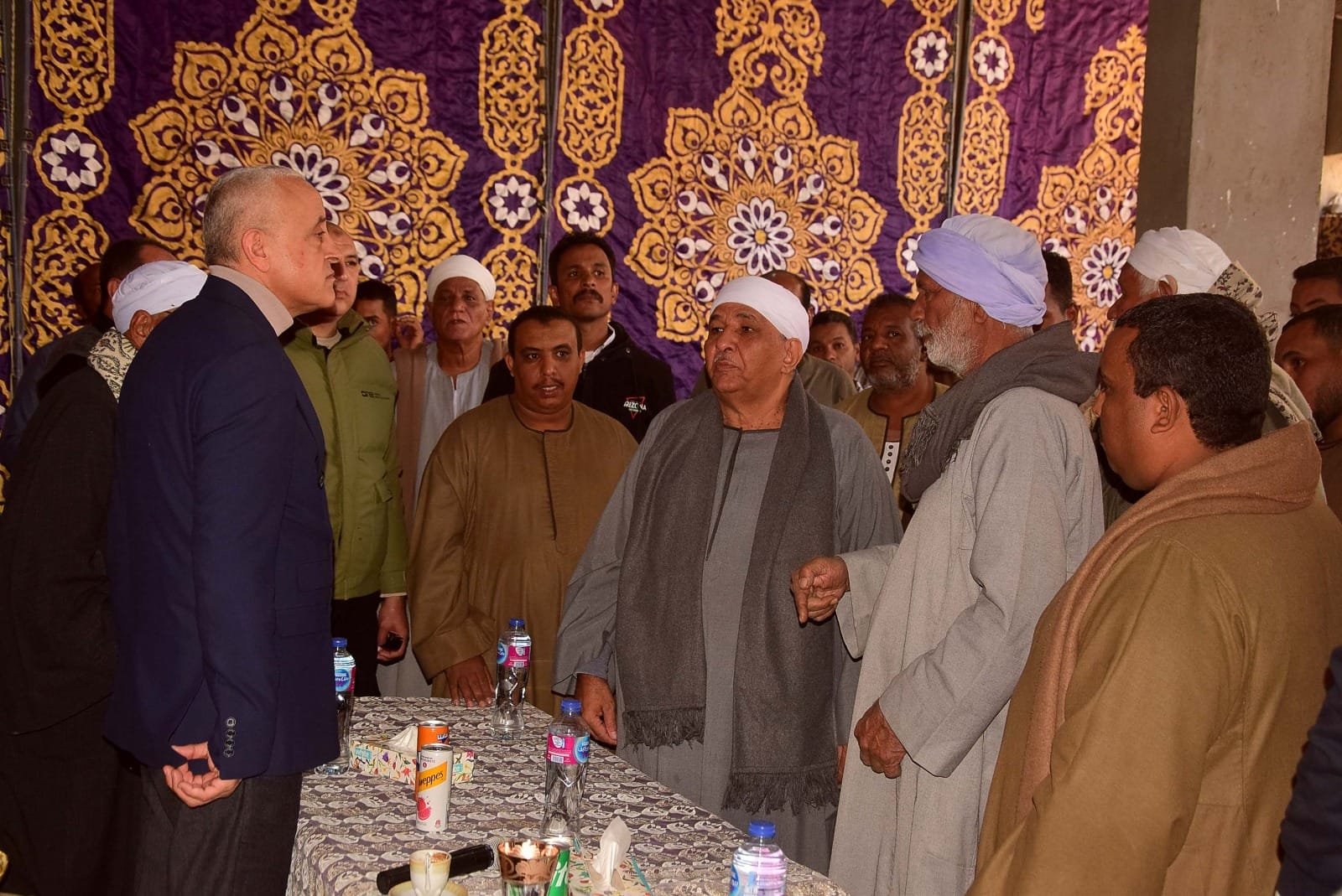 المحافظ يستمع لشكاوى أهالى قرية الملاحة بالقرنة