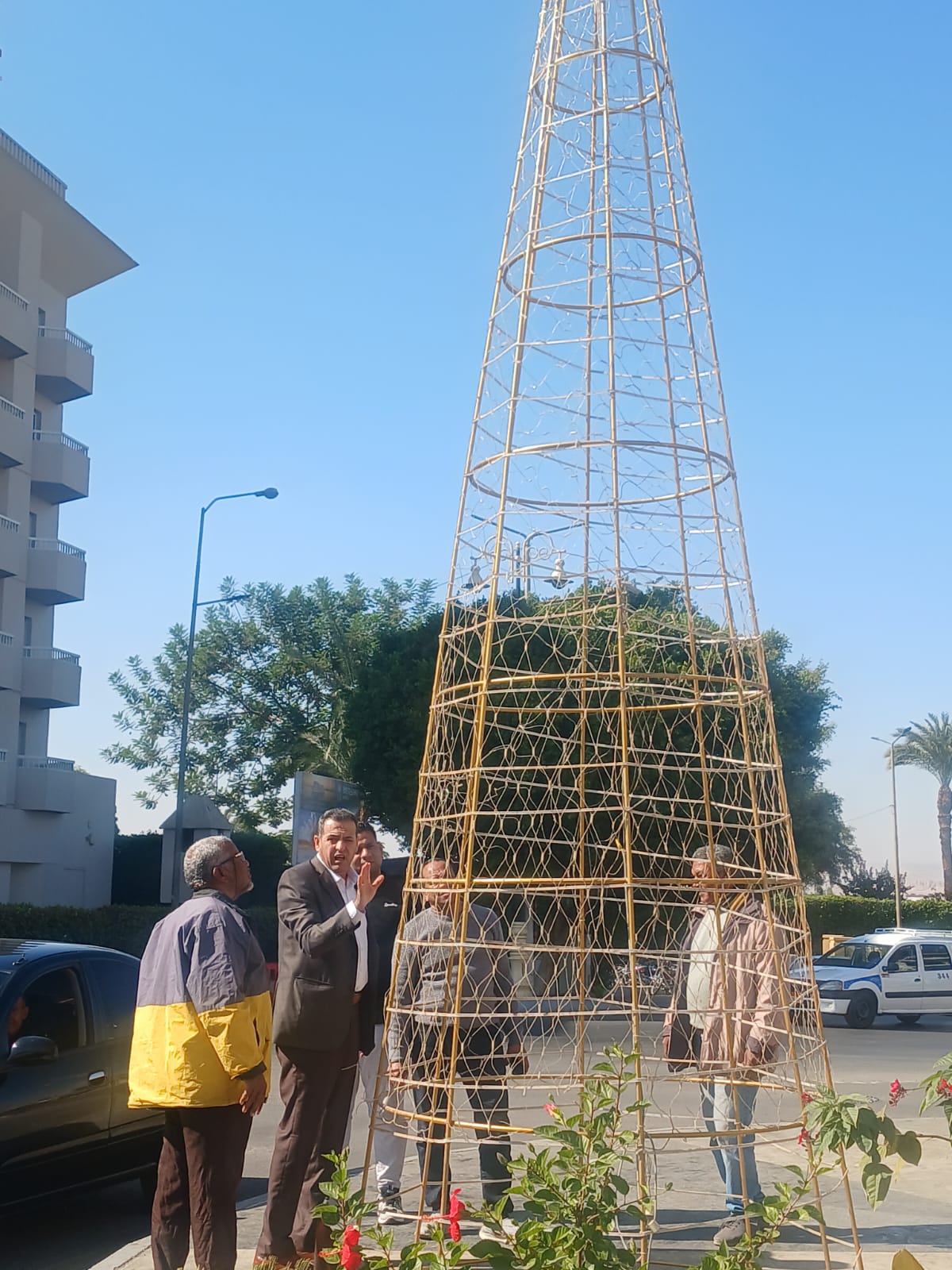 أعمال تزيين الشوارع والميادين استعدادا لإحتفالات رأس السنة أعمال تزيين الشوارع والميادين استعدادا لإحتفالات رأس السنة