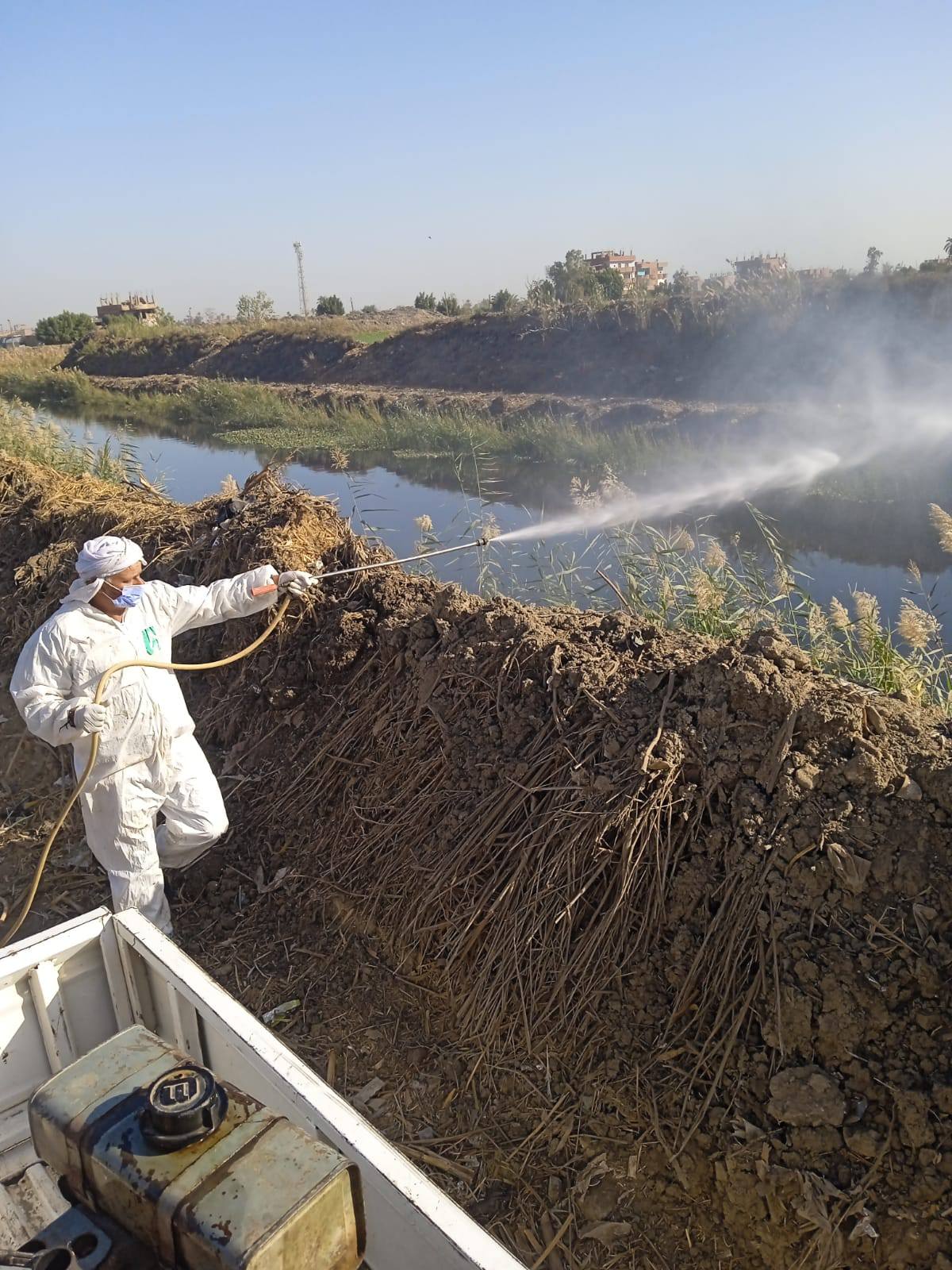 جانب من عمليات رش المصارف