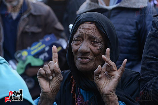 عجوز تدعى لأحمد عدوية بسبب مساعدته لها هى وزوجها