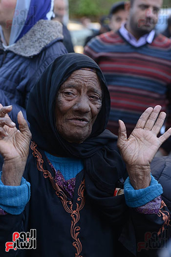 عجوز تدعى لأحمد عدوية بسبب مساعدته لها هى وزوجها (3)