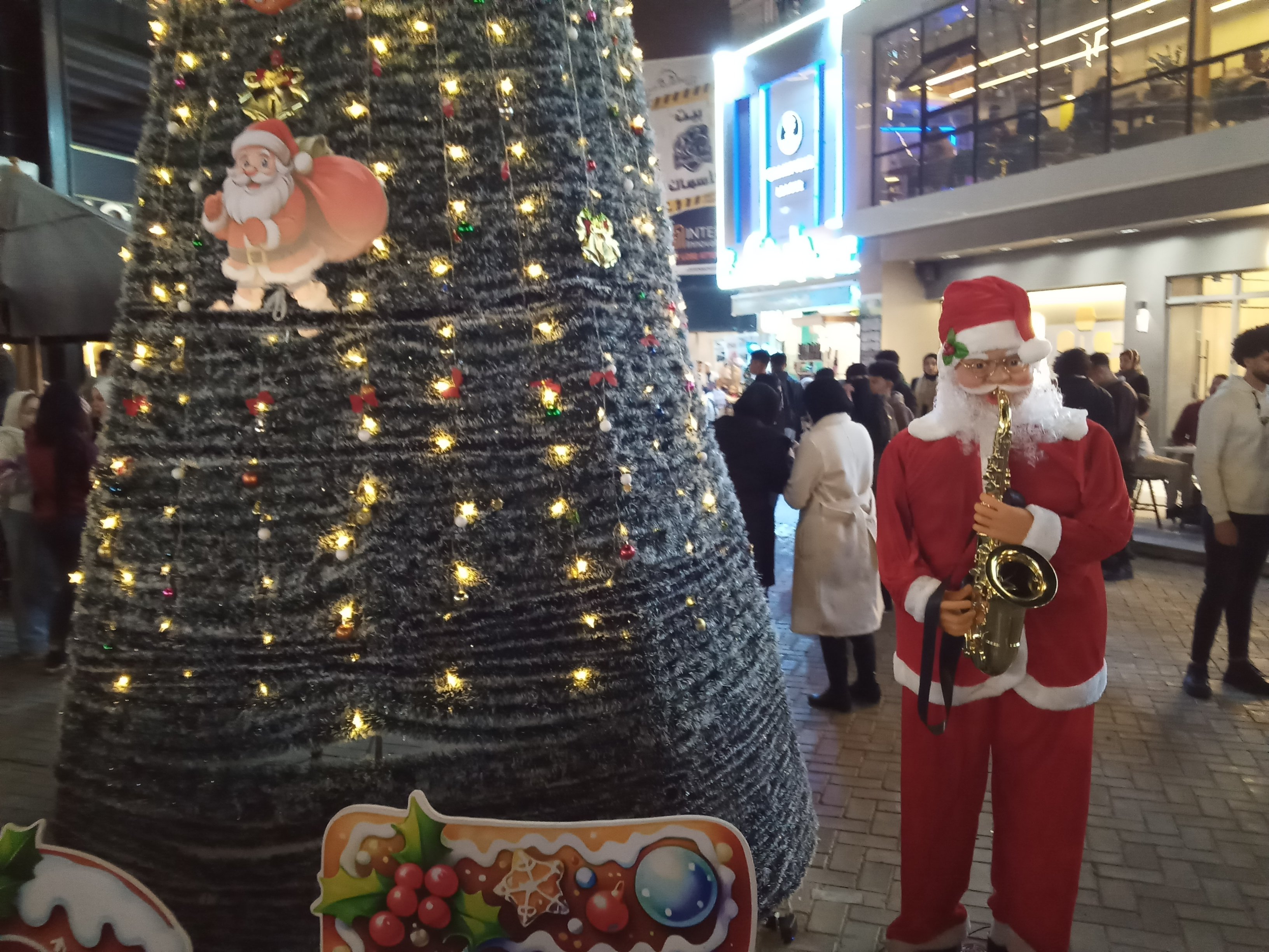 بابا نويل وشجرة الكريسماس